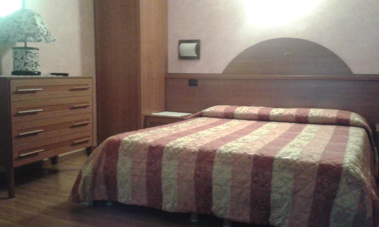Hotel Cristallo צ'רטו לאגי חדר תמונה