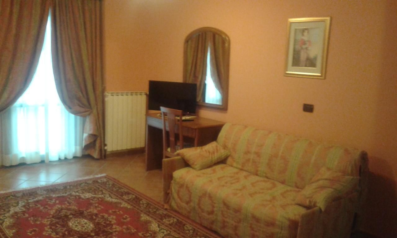 Hotel Cristallo צ'רטו לאגי מראה חיצוני תמונה