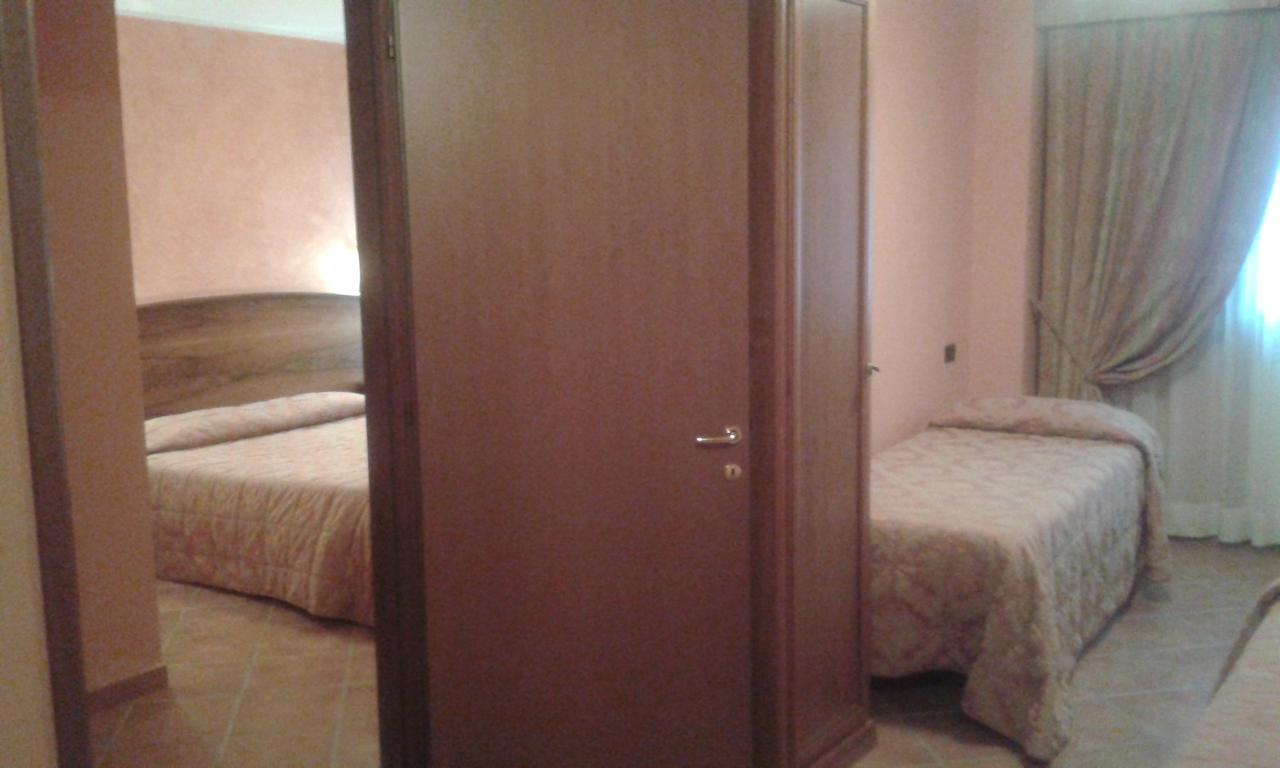 Hotel Cristallo צ'רטו לאגי חדר תמונה