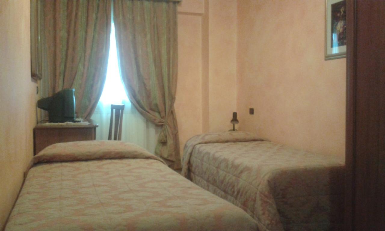 Hotel Cristallo צ'רטו לאגי מראה חיצוני תמונה