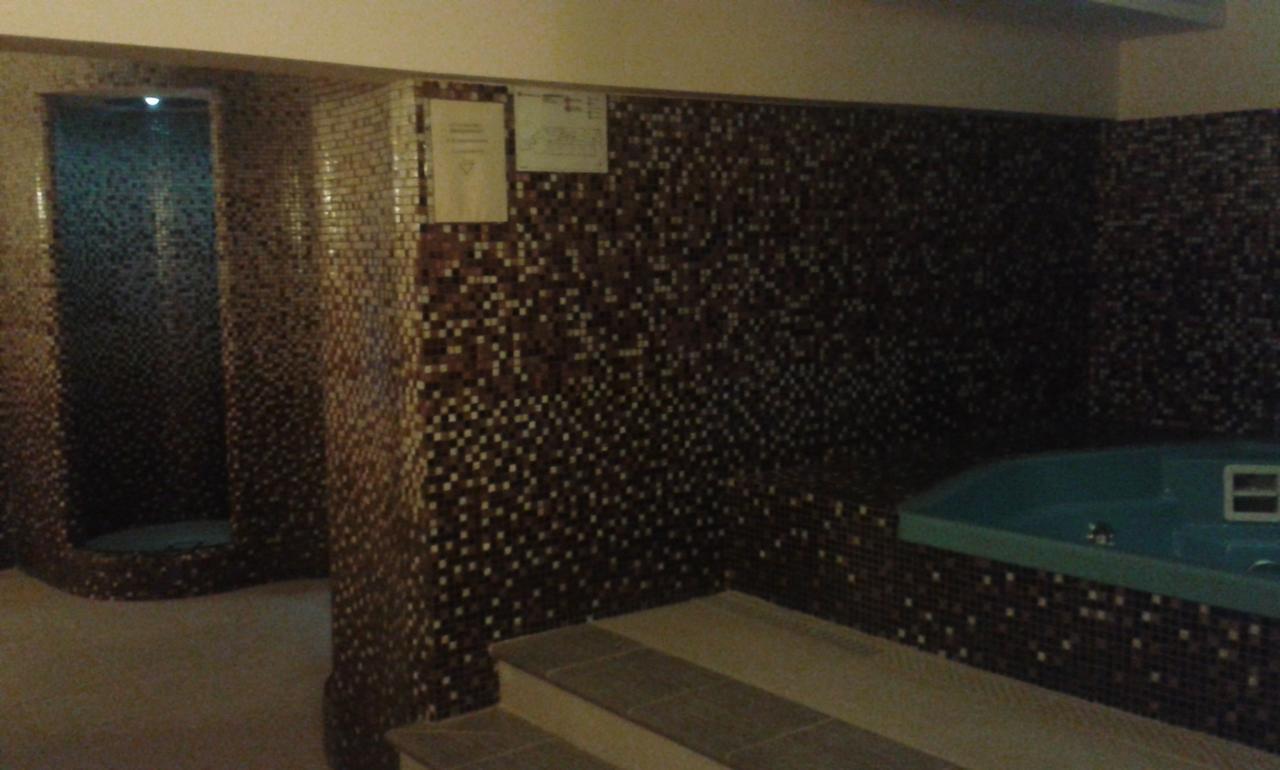 Hotel Cristallo צ'רטו לאגי מראה חיצוני תמונה