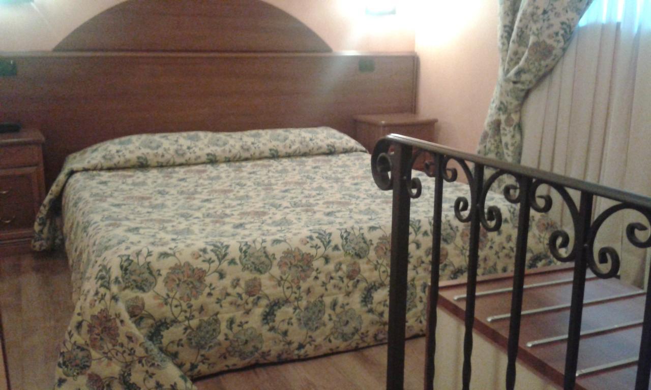 Hotel Cristallo צ'רטו לאגי חדר תמונה
