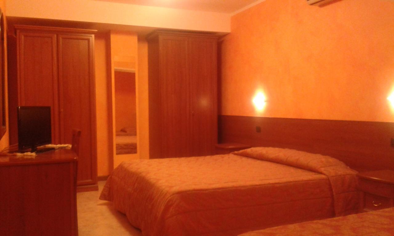 Hotel Cristallo צ'רטו לאגי מראה חיצוני תמונה