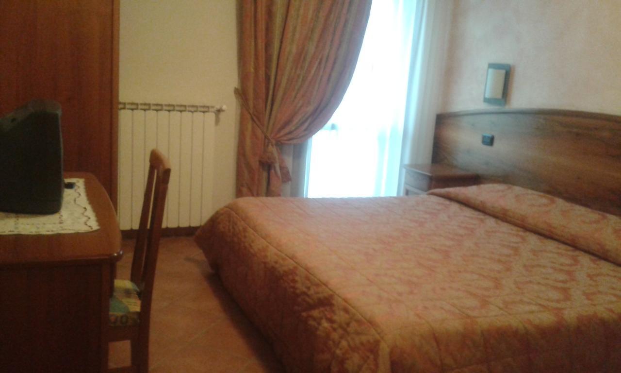 Hotel Cristallo צ'רטו לאגי חדר תמונה