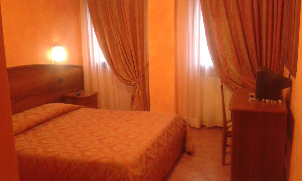 Hotel Cristallo צ'רטו לאגי חדר תמונה