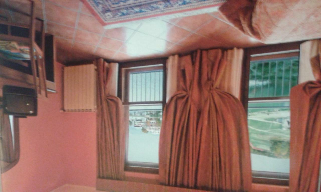 Hotel Cristallo צ'רטו לאגי מראה חיצוני תמונה